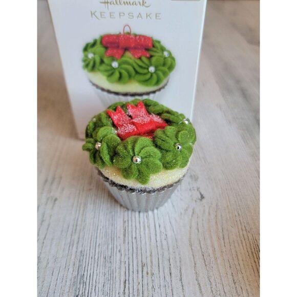 Hallmark 2011 simply irresistible! Christmas cupcakes ornament Xmas - Picture 4 of 6